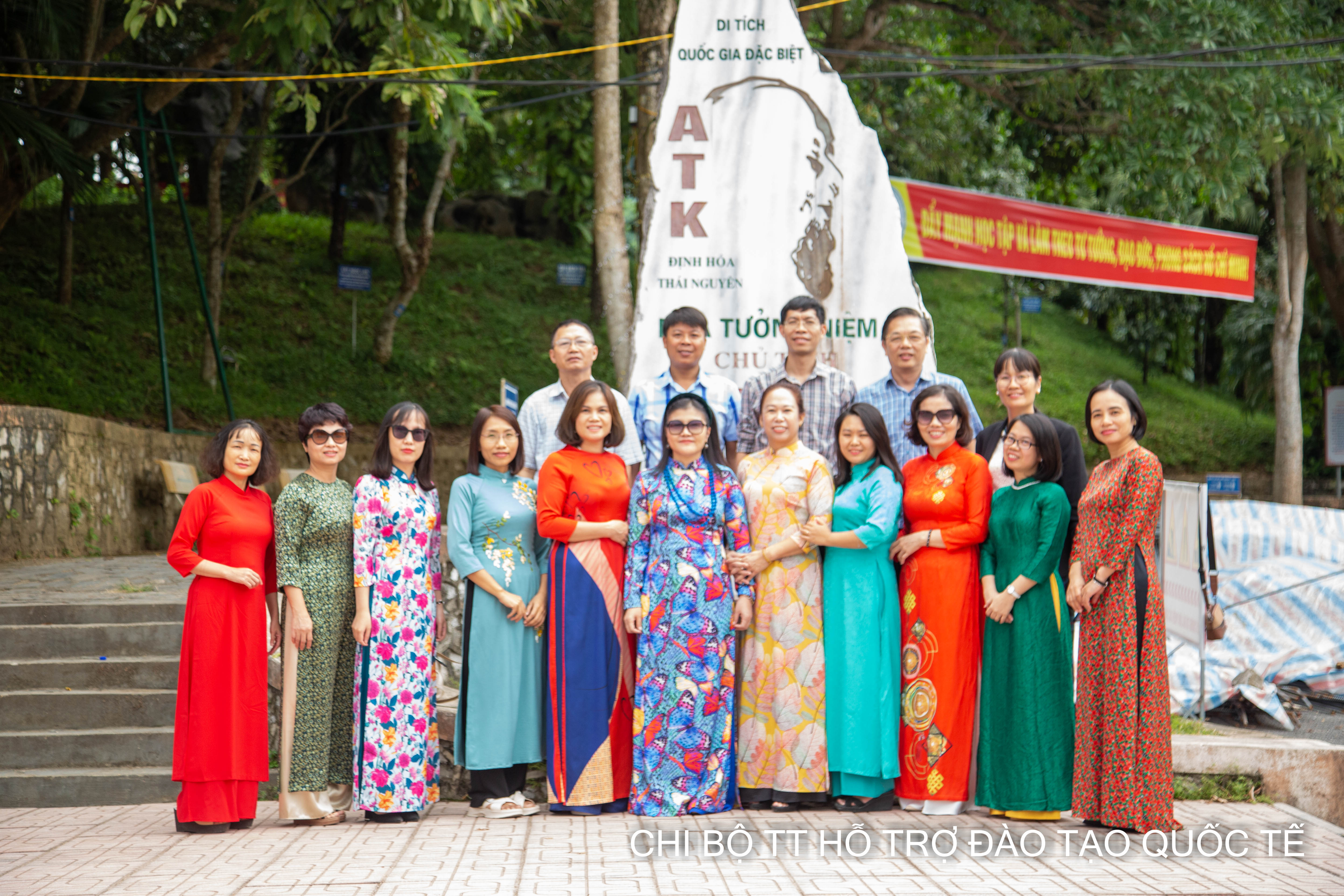 Sinh hoạt chuyên đề tại An toàn khu Định Hóa, Thái Nguyên của Chi bộ Trung tâm Hỗ trợ đào tạo quốc tế
