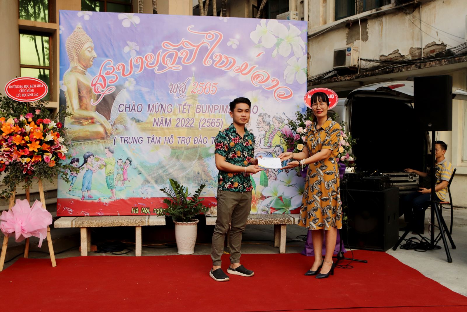 Bà: Đào Thị Hà Ninh thay mặt Trung tâm tặng quà cho Lưu học sinh Lào
