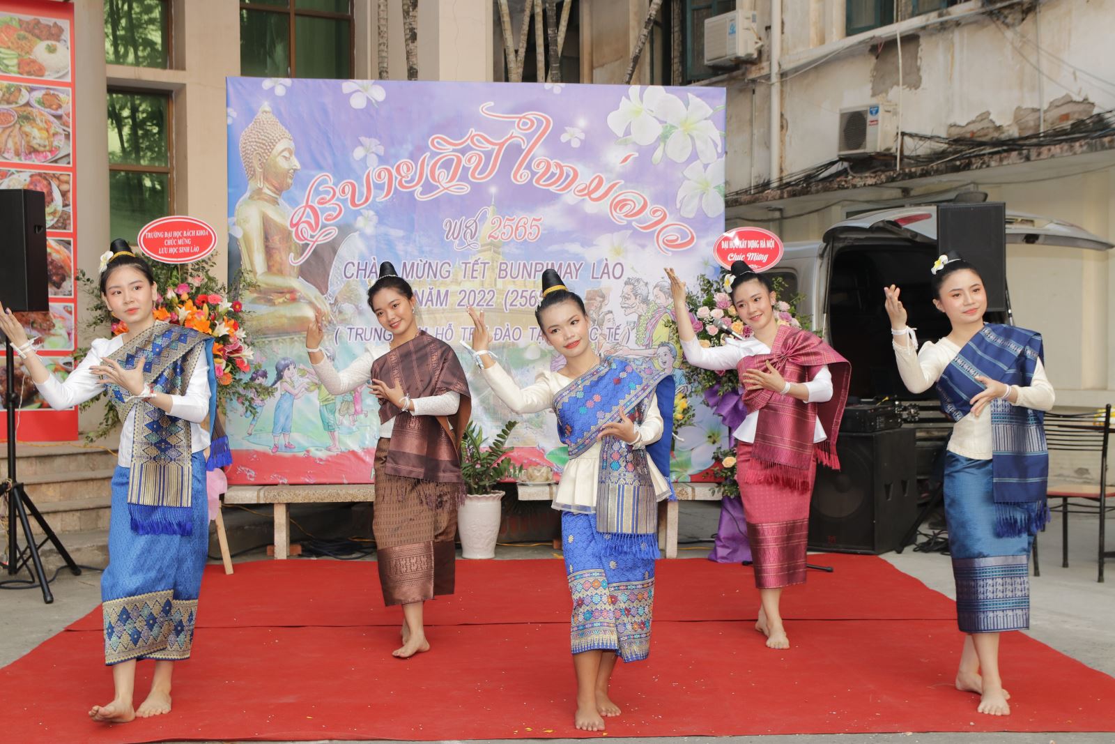 Tiết mục múa do các bạn Lưu học sinh Lào biểu diễn